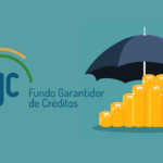 Logotipo do FGC, ao lado de uma pilha de moedas, coberta por um guarda-chuva