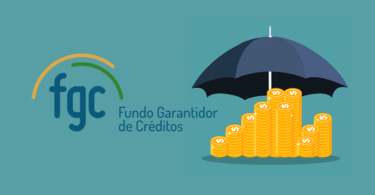 Logotipo do FGC, ao lado de uma pilha de moedas, coberta por um guarda-chuva