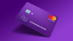 Cartão Nubank em um fundo de cor roxa